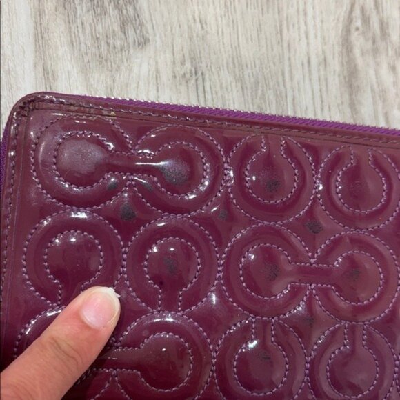 Coach Purple patent leather zip wallet flawed - Picture 2 of 9
